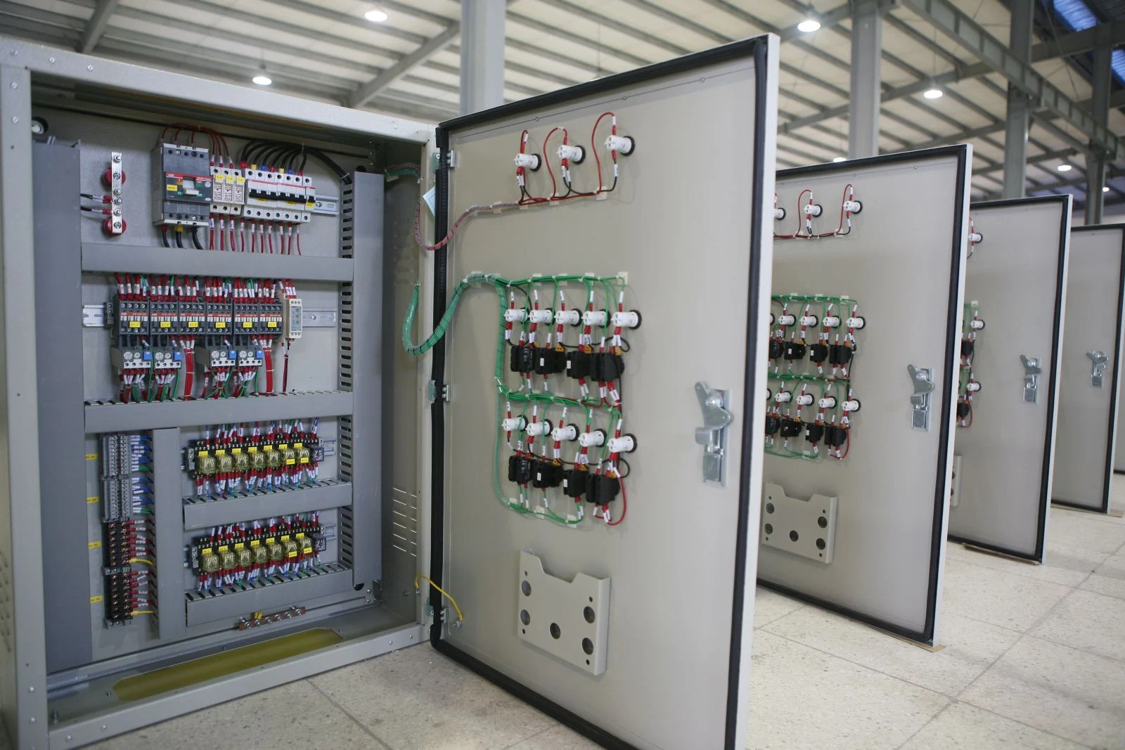 TỦ ĐIỀU KHIỂN TRONG NHÀ MÁY CÔNG NGHIỆP VÀ CÁC ỨNG DỤNG THỰC TẾ